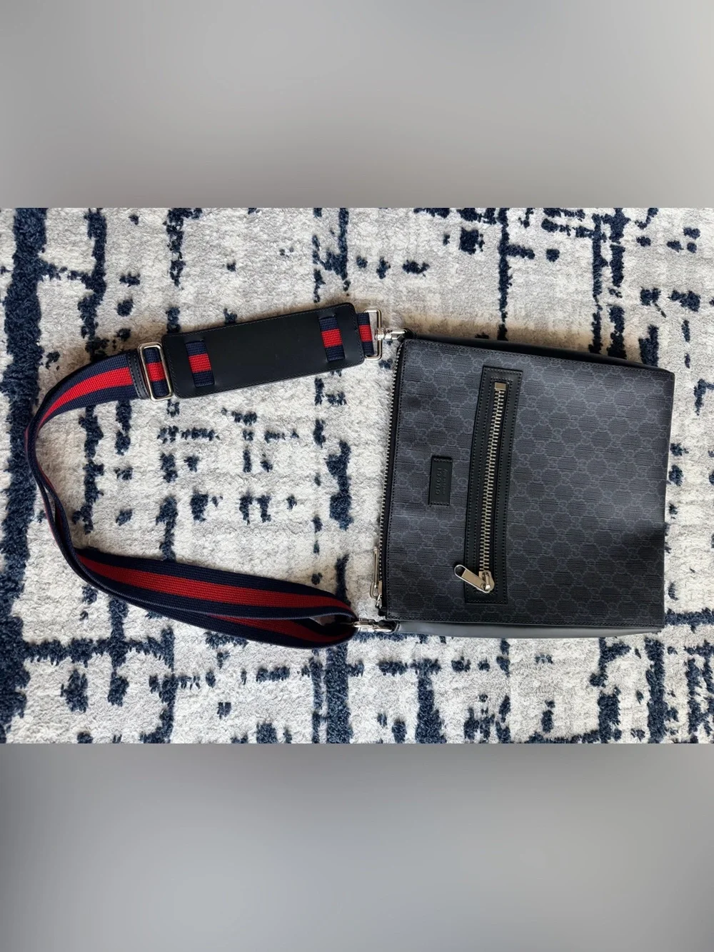 Gucci compact messenger